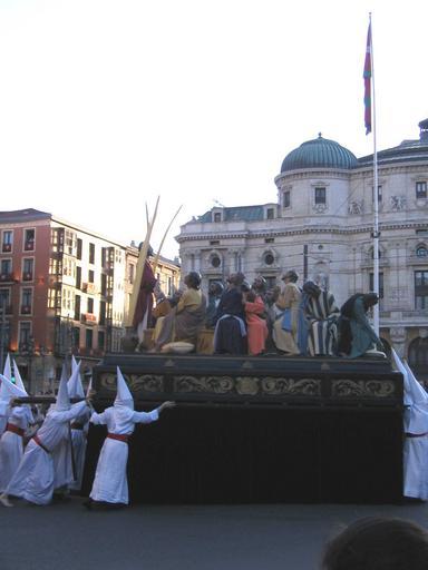 Semana Santa en Bilbao.JPG Procesión de Jueves Sando en Bilbao Vizcaya País Vaco España 2006-04-13 own assumed Txo Source Fotografía propia --txo Abril 2006 UTC Statues in Bilbao Holy Week in Bilbao Last Supper Nazarenos 2006 in Bilbao