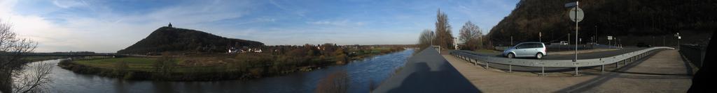 Porta Westfalica, 2009-Nov (Panorama 01).jpg Blick vom östlichen Weserufer zum Kaiser-Wilhelm-Denkmal an der Porta Westfalica auf dem Wittekindsberg und über dem Weserdurchbruch �Porta Westfalica bei der gleichnamigen Stadt Porta ...