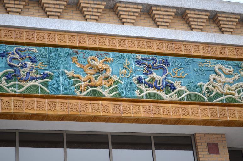 Dragons detail above entrance to Mandarin Building from China town bridge, Winnipeg, Manitoba.JPG en Dragons detail above entrance to Mandarin Building from China town bridge Winnipeg Manitoba 2013-02-10 15 21 43 own Ccyyrree 49 90074 -97 ...