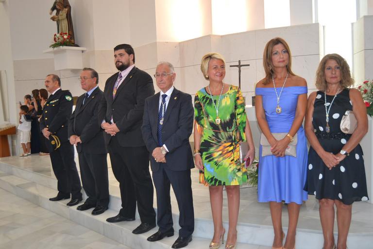 Cristo superaba el dintel de la parroquia sobre las 20.15 horas tras la primera 'levantá', realizada por la madrina del Cristo, María Pintor, &amp;quot;en honor a los que no están&amp;quot;, les animó el capataz. Ya fuera, y tras una ...