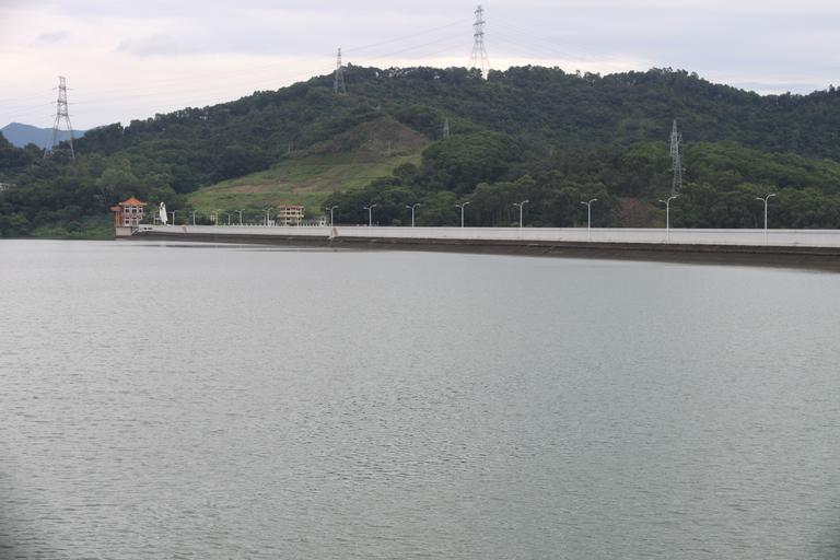 Shenzhen Reservoir Dam1.jpg en View of Shenzhen Reservoir Dam Shenzhen Reservoir is the largest reservoir located in Luohu District Shenzhen Guangdong China zh-cn 深� �水库大� 风光� �深� �水库位于中国广� � �深� ...
