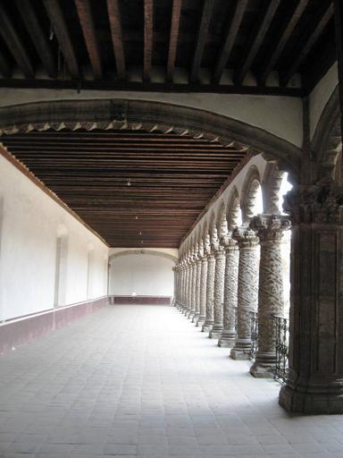 WestpassageLaMercedDF.JPG en West side passageway of the La Merced Cloister in Mexico City as seen from the stairwell Own Thelmadatter 2009-04-11 La Merced Cloister