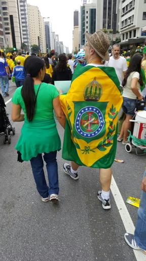 Relação de poder.jpg pt Manifestação do dia 13 de março de 2016 na av Paulista own Luis Felipe Arato 2016-03-20 Projeto Commons da Faculdade Cásper Líbero RTVI/2016 Avenida Paulista Monarquia
