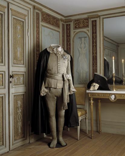 Jacka till Gustav IIIs maskeraddräkt använd den 16 mars 1792 vid attentatet på operamaskeraden - Livrustkammaren - 4958.tif Jackan har nationella dräktens snitt med kroppsnära skärning och vida skört axelkarmar och snäva ärmar ...
