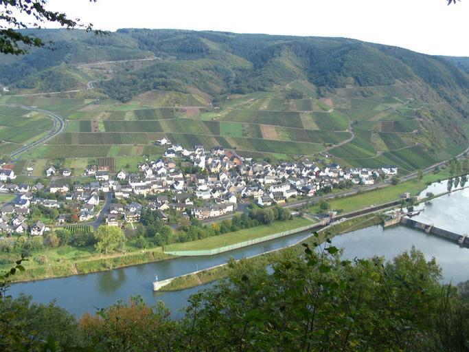 Bruttig01.jpg Moselschleuse in Bruttig-Fankel vor dem Bau der zweiten Kammer own 2005-10-02 Markus Braun Bruttig-Fankel Moselle River in Landkreis Cochem-Zell Staustufe Fankel Landschaftsschutzgebiet Moselgebiet von Schweich bis Koblenz