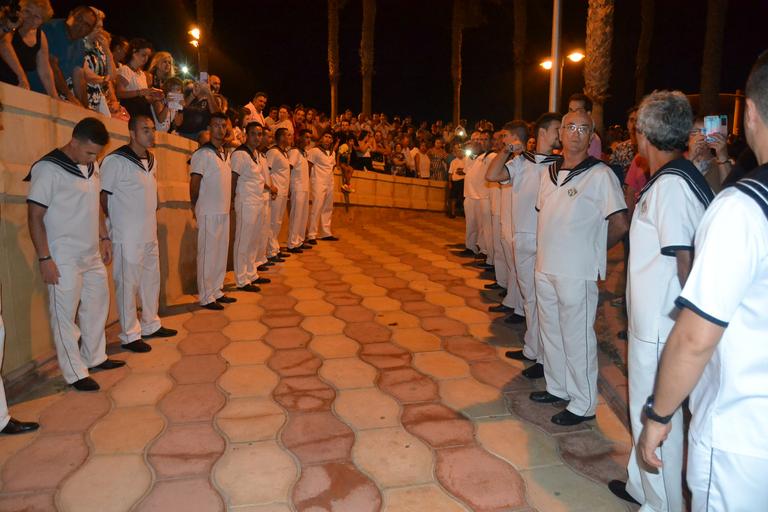 Cristo superaba el dintel de la parroquia sobre las 20.15 horas tras la primera 'levantá', realizada por la madrina del Cristo, María Pintor, &amp;quot;en honor a los que no están&amp;quot;, les animó el capataz. Ya fuera, y tras una ...