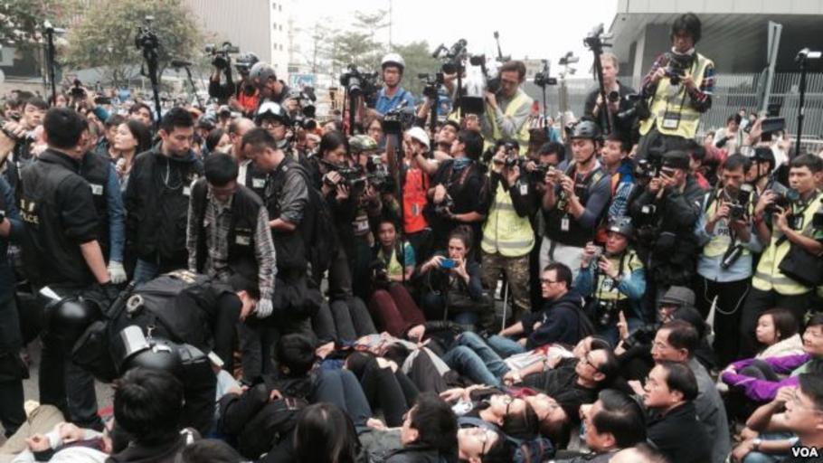 佔領者稱將堅持不合作運動(3).jpg zh 大批留守� �手撓手半躺� �� �上等� �警察拘捕 2014-12-11 http //www voacantonese com/content/hk-police-cleared-operation-at-admiralty-occupy-camp-live-q-and-a-20141211/2554751 html ...