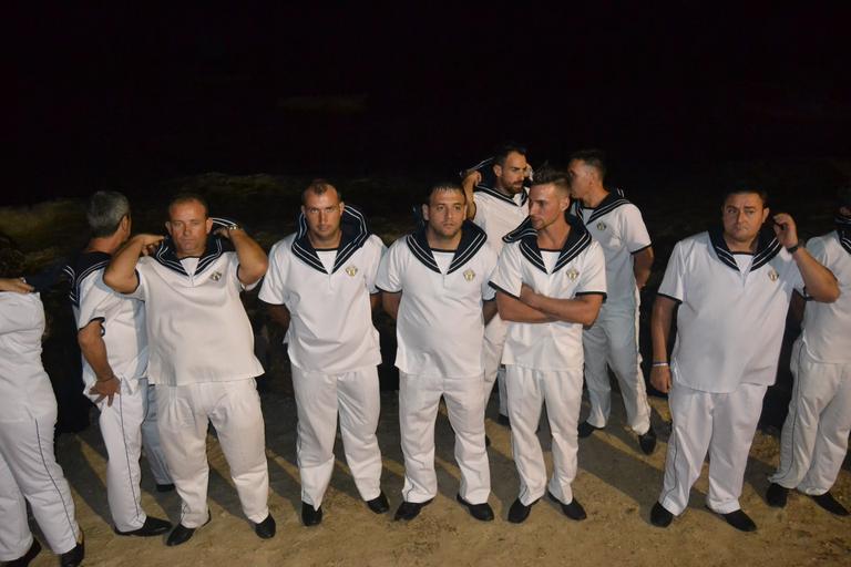 Cristo superaba el dintel de la parroquia sobre las 20.15 horas tras la primera 'levantá', realizada por la madrina del Cristo, María Pintor, &amp;quot;en honor a los que no están&amp;quot;, les animó el capataz. Ya fuera, y tras una ...