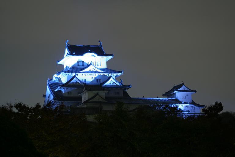 Blue Himeji Castle at night 06.jpg ja 2008年11� �14日の� � �� �世界糖尿病デー� �のテーマカラーのブルーにライトアップされた姫路城� �ほぼ北側から撮影� � Own Corpse Reviver 2008-11-14 Himeji Castle at ...