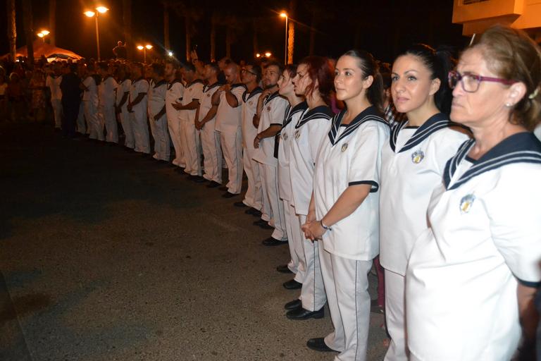 Cristo superaba el dintel de la parroquia sobre las 20.15 horas tras la primera 'levantá', realizada por la madrina del Cristo, María Pintor, &amp;quot;en honor a los que no están&amp;quot;, les animó el capataz. Ya fuera, y tras una ...