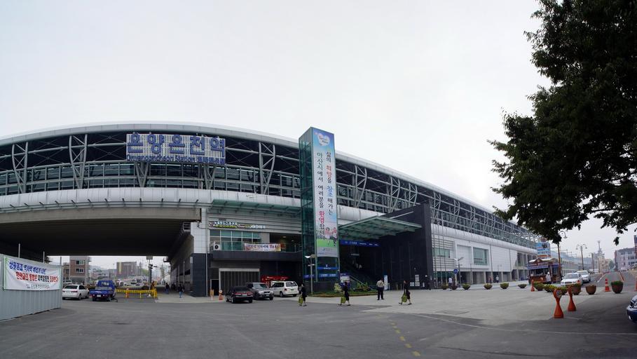 Panorama outside Onyang Oncheon Station.jpg en Panorama outside Onyang Oncheon Station own Jpbarrass 2009-09-25 Onyangoncheon Station