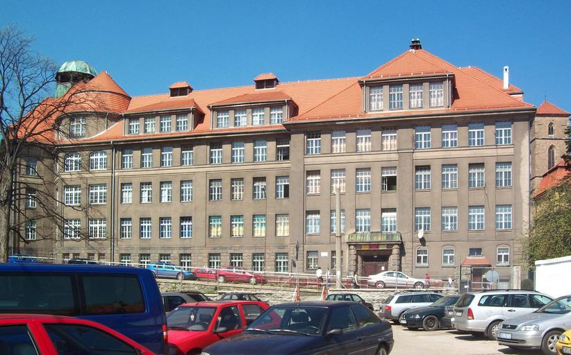 Gim nr 1 w Kłodzku od strony daszynskiego.jpg pl Gimnazjum nr 1 w Kłodzku own Krystian Kuchta 2010-12-28 Cc-zero Gimnazjum nr 1 w Kłodzku