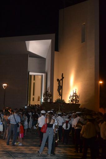 Cristo superaba el dintel de la parroquia sobre las 20.15 horas tras la primera 'levantá', realizada por la madrina del Cristo, María Pintor, &amp;quot;en honor a los que no están&amp;quot;, les animó el capataz. Ya fuera, y tras una ...