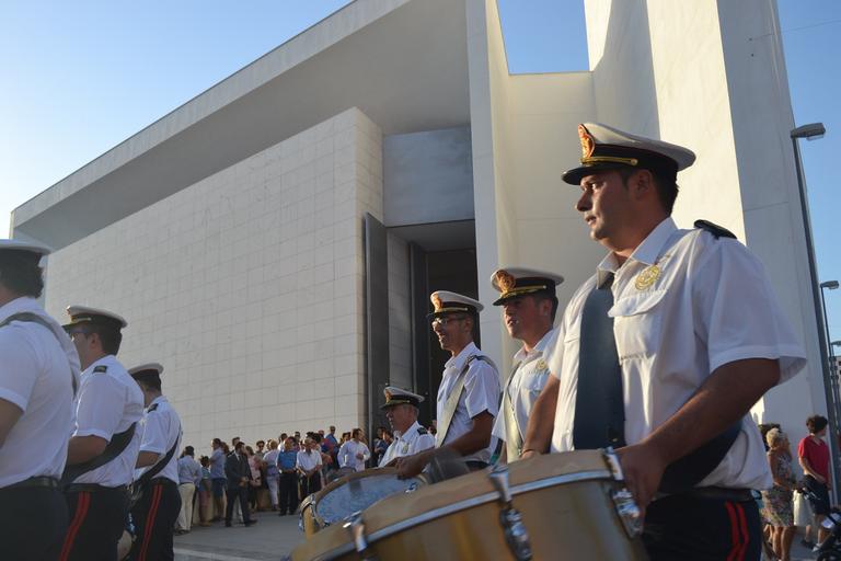 Cristo superaba el dintel de la parroquia sobre las 20.15 horas tras la primera 'levantá', realizada por la madrina del Cristo, María Pintor, &amp;quot;en honor a los que no están&amp;quot;, les animó el capataz. Ya fuera, y tras una ...