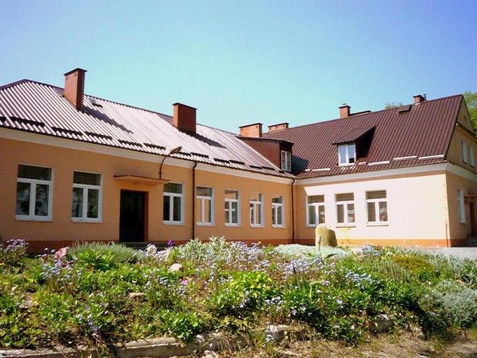 Szkoła w Wolicy Pierwszej (4).jpg en School building in Wolica Pierwsza pl Budynek szkoły w Wolicy Pierwszej own Ziomalitto 2009-06-01 School in Wolica Pierwsza