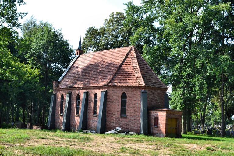 Chociwel kaplica cmentarna.jpg pl Chociwel own Kapitel 2011 Cc-zero Chociwel Cemetery chapels in West Pomeranian Voivodeship Chociwel