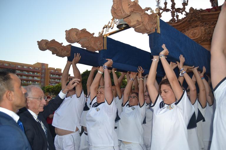 Cristo superaba el dintel de la parroquia sobre las 20.15 horas tras la primera 'levantá', realizada por la madrina del Cristo, María Pintor, &amp;quot;en honor a los que no están&amp;quot;, les animó el capataz. Ya fuera, y tras una ...