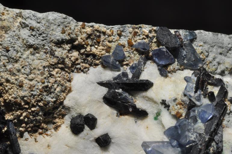 Joaquinite-(Ce), bénitoïte, neptunite 3 (USA).jpg Joaquinit- Ce braun Benitoit blau und Neptunit schwarz Dallas Gem Mine Benitoite Mine ; Benitoite Gem Mine ; Gem Mine Dallas Gem Mine area San Benito River headwaters area New Idria ...