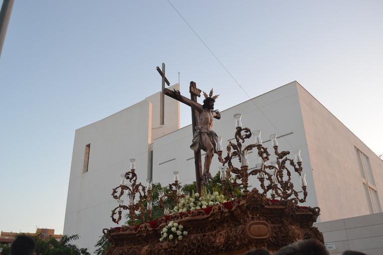 Cristo superaba el dintel de la parroquia sobre las 20.15 horas tras la primera 'levantá', realizada por la madrina del Cristo, María Pintor, &amp;quot;en honor a los que no están&amp;quot;, les animó el capataz. Ya fuera, y tras una ...