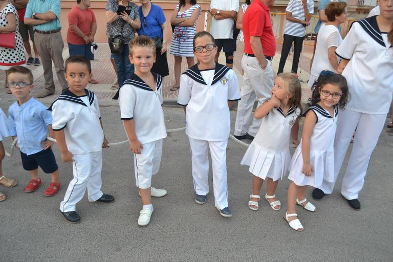 Cristo superaba el dintel de la parroquia sobre las 20.15 horas tras la primera 'levantá', realizada por la madrina del Cristo, María Pintor, &amp;quot;en honor a los que no están&amp;quot;, les animó el capataz. Ya fuera, y tras una ...