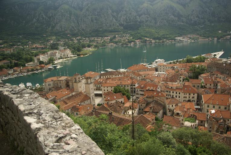Kotor Old Town.JPG en Old Town in Kotor Montenegro pl Widok na Stare Miasto w Kotorze z podnóża Twierdzy św Jana Po lewej widoczna katedra św Tripuna own Bilardwmeczecie 2008 Old Town in Kotor Kotor city wall