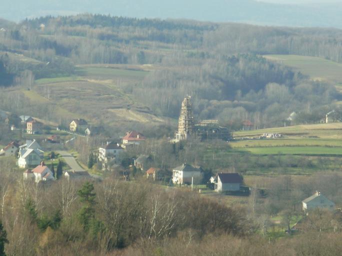 Widok 2010.JPG pl Widok budowy kościoła z Przysiółku Rzym Zbiory własne Sowiniok Sowiniok 2010 nov Cc-zero Church in Sowina