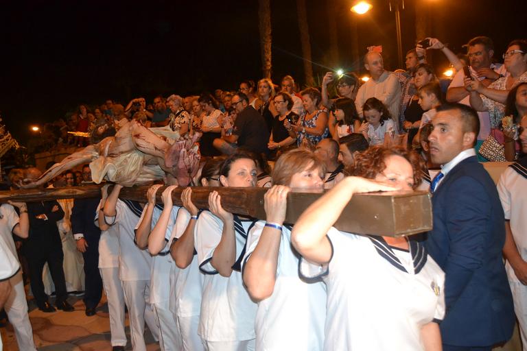 Cristo superaba el dintel de la parroquia sobre las 20.15 horas tras la primera 'levantá', realizada por la madrina del Cristo, María Pintor, &amp;quot;en honor a los que no están&amp;quot;, les animó el capataz. Ya fuera, y tras una ...