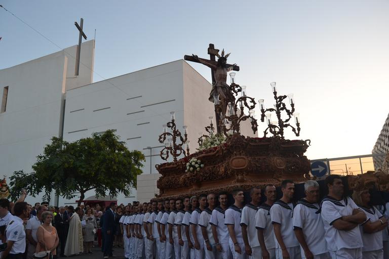 Cristo superaba el dintel de la parroquia sobre las 20.15 horas tras la primera 'levantá', realizada por la madrina del Cristo, María Pintor, &amp;quot;en honor a los que no están&amp;quot;, les animó el capataz. Ya fuera, y tras una ...