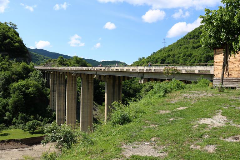 Ananuri Bridge - 01.jpg en Ananuri Bridge Region Mzcheta-Mtianeti Georgia at the Georgian Military Road de Ananuri Brücke Region Mzcheta-Mtianeti Georgien an der Georgischen Heerstraße own Maesi64 2016-05-26 42 163303 44 702133 Ananuri ...