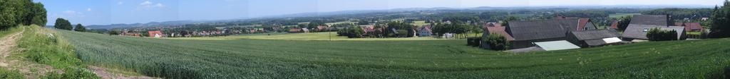 Panorama von Kahle Wart Juni 2009.jpg Blick auf das Ravensberger Land von unterhalb der Kahlen Wart in Hüllhorst Kreis Minden-Lübbecke Nordrhein-Westfalen View from southern slope of Wiehengebirge in Hüllhorst District of ...