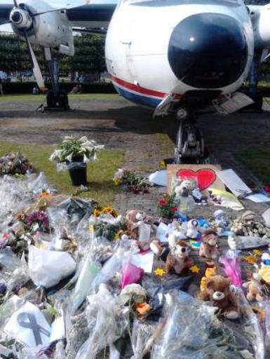 Flowers at Eindhoven Airport during arrival MH17 victems.jpg en Flowers at Eindhoven Airport during arrival MH17 victems ms Bunga-bungaan di Lapangan Terbang Eindhoven semasa ketibaan mangsa MH17 zh-hans MH17遇难� �抵达埃因� �温� �� ...