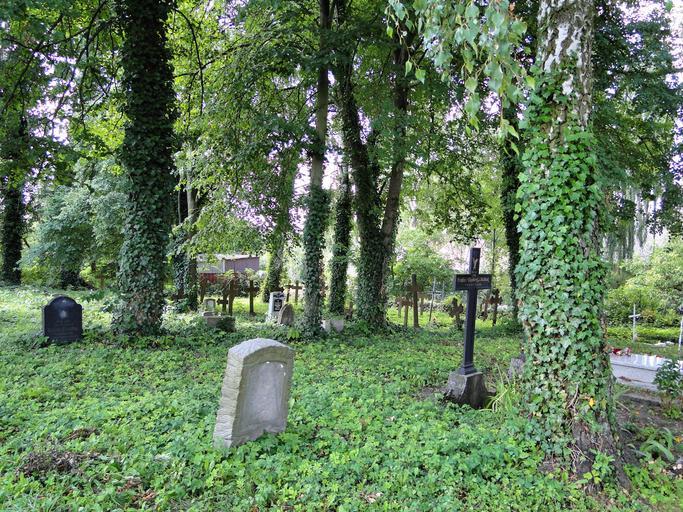 Dobieszewo (powiat lobeski) cmentarz.jpg pl Przykościelny cmentarz w Dobieszewie z zachowaną dużą ilością niemieckich nagrobków own Kapitel 2010 Dobieszewo West Pomeranian Voivodeship