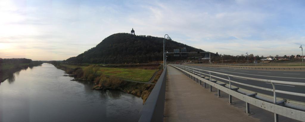 Porta Westfalica, 2009-Nov (Panorama 08).jpg Blick von der Weserbrücke zum Kaiser-Wilhelm-Denkmal an der Porta Westfalica auf dem Wittekindsberg und über dem Weserdurchbruch �Porta Westfalica bei der gleichnamigen Stadt Porta Westfalica ...