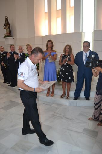 Cristo superaba el dintel de la parroquia sobre las 20.15 horas tras la primera 'levantá', realizada por la madrina del Cristo, María Pintor, &amp;quot;en honor a los que no están&amp;quot;, les animó el capataz. Ya fuera, y tras una ...