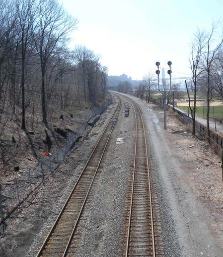 West Side Line Inwood Park jeh.JPG en Looking south from pedestrian overpass along Empire Connection tracks in Inwood Park on a sunny midday Own Jim henderson 2009-04-02 40 52 25 8 N 73 55 45 3 W heading SSW Inwood Hill Park West Side Line