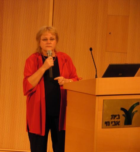 Eilat Mazar.JPG Archeologist Eilat Mazar speaking at the Thirty Fourth Achaeological Conference in Israel אי� ת מזר נושאת דברי� בקונגרס הארכיאו� וגי הש� ושי� וארבעה בישרא� Own 2008-04-15 ...