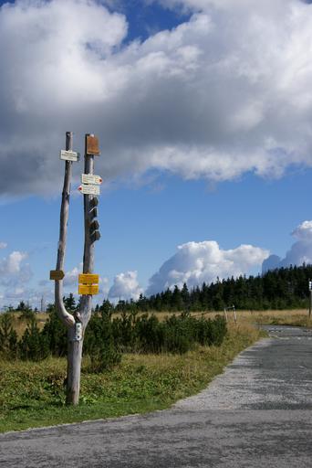 Przełęcz Karkonoska - droga od polskiej strony.jpg Przełęcz Karkonoska - droga na przełęcz od polskiej strony own User Pjahr/sign 2010-09-03 Przełęcz Karkonoska Hiking and footpath fingerposts in Trutnov District Czech hiking and ...