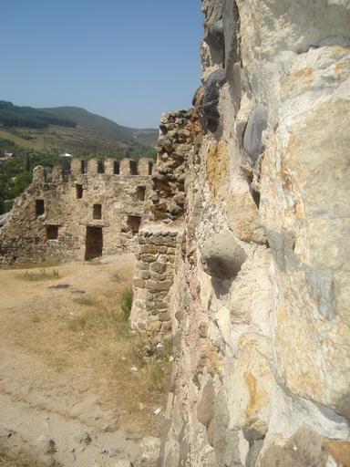 Surami fortress wall.JPG en Surami fortress in Georgia Own Kober 2006 Surami Fortress