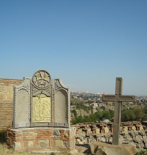 Narikala triptych.JPG en A cross and triptych at Narikala fortress Own Kober 2007 Narikala Triptychs in Georgia