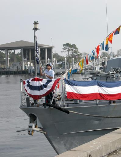 Navy 041206-N-6344D-002 A U.S. Coast Guardsman raises the Union Jack on the bow of Coast Guard patrol craft USCGC Shamal (WPC 13).jpg en Pascagoula Miss Dec 6 2004 A U S Coast Guardsman raises the Union Jack on the bow of Coast Guard patrol ...