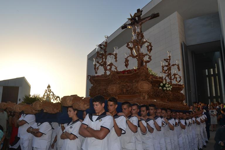 Cristo superaba el dintel de la parroquia sobre las 20.15 horas tras la primera 'levantá', realizada por la madrina del Cristo, María Pintor, &amp;quot;en honor a los que no están&amp;quot;, les animó el capataz. Ya fuera, y tras una ...