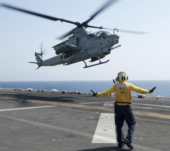 Sea Knight departs USS Makin Island 120325-N-JO908-058.jpg en An aircraft handler signals to an AH-1Z Cobra helicopter assigned to Marine Medium Helicopter Squadron HMM 268 Reinforced as it takes off from the amphibious assault ship USS ...