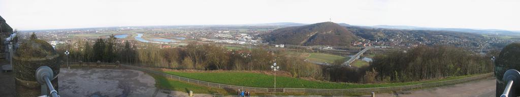Porta Westfalica, 2009-Nov (Panorama 04).jpg Blick vom Kaiser-Wilhelm-Denkmal an der Porta Westfalica auf dem Wittekindsberg und über dem Weserdurchbruch �Porta Westfalica Richtung Wesergebirge bei der gleichnamigen Stadt Porta Westfalica ...