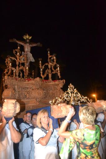 Cristo superaba el dintel de la parroquia sobre las 20.15 horas tras la primera 'levantá', realizada por la madrina del Cristo, María Pintor, &amp;quot;en honor a los que no están&amp;quot;, les animó el capataz. Ya fuera, y tras una ...