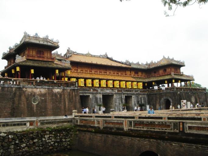 Ngo Mon.JPG en Ngo Mon main entrance gate of the Imperial Citadel 午� � �王宮の正� にあたる� � 2007-05-01 Own WT-shared Shoestring wts User at wikivoyage old WT-shared Shoestring wts Original upload log wts page wts wikivoyage ...