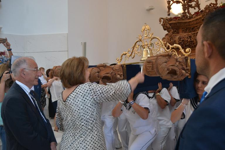 Cristo superaba el dintel de la parroquia sobre las 20.15 horas tras la primera 'levantá', realizada por la madrina del Cristo, María Pintor, &amp;quot;en honor a los que no están&amp;quot;, les animó el capataz. Ya fuera, y tras una ...