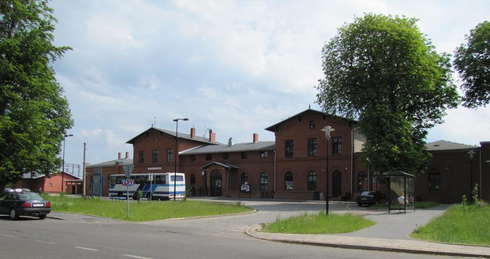 SŁAWNO. AB-019.JPG pl OGÓLNY WIDOK DWORCA PKP OD STRONY MIASTA 2013-06-06 14 46 17 own Antekbojar cc-zero Uploaded with UploadWizard Buildings in Sławno