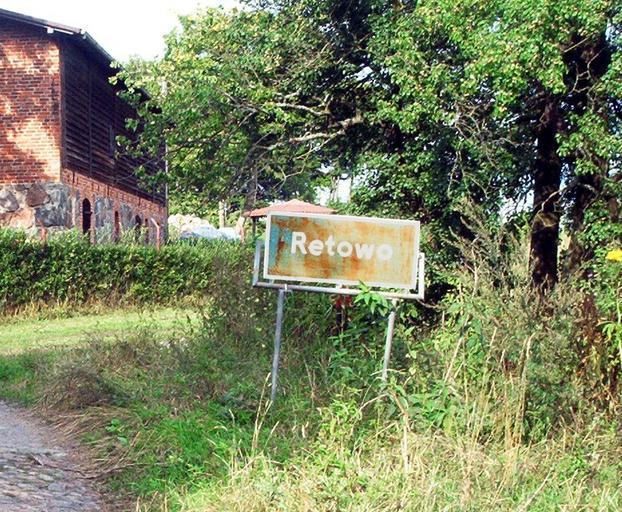Village sign in Retowo, gmina Smołdzino.jpg Retowo Retowo Tablica stojąca przy brukowanej wąskiej drodze prowadzącej przez wieś own Mpfiz Retowo Pomeranian Voivodeship