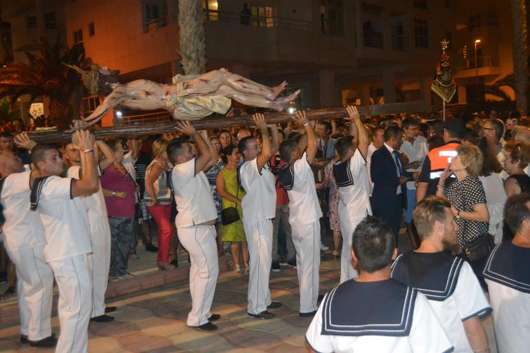 Cristo superaba el dintel de la parroquia sobre las 20.15 horas tras la primera 'levantá', realizada por la madrina del Cristo, María Pintor, &amp;quot;en honor a los que no están&amp;quot;, les animó el capataz. Ya fuera, y tras una ...