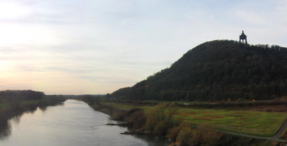 Porta Westfalica, 2009-Nov (Panorama 09).jpg Blick von der Weserbrücke zum Kaiser-Wilhelm-Denkmal an der Porta Westfalica auf dem Wittekindsberg und über dem Weserdurchbruch �Porta Westfalica bei der gleichnamigen Stadt Porta Westfalica ...